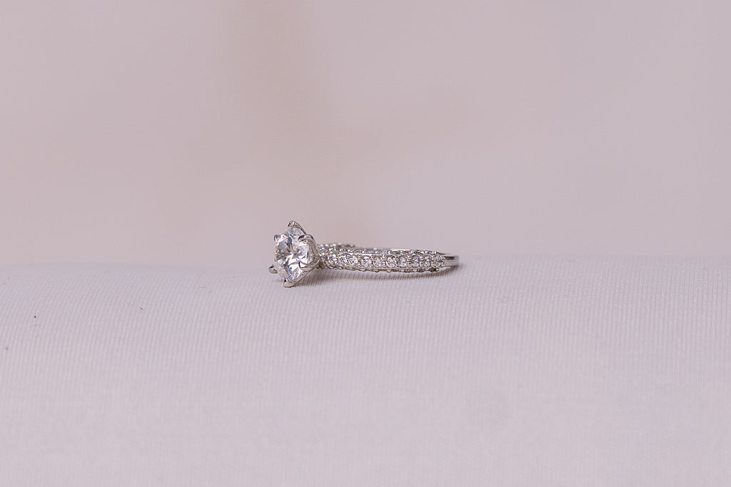 Lumière Solitaire Ring