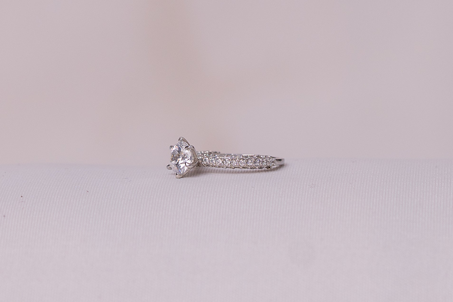 Lumière Solitaire Ring