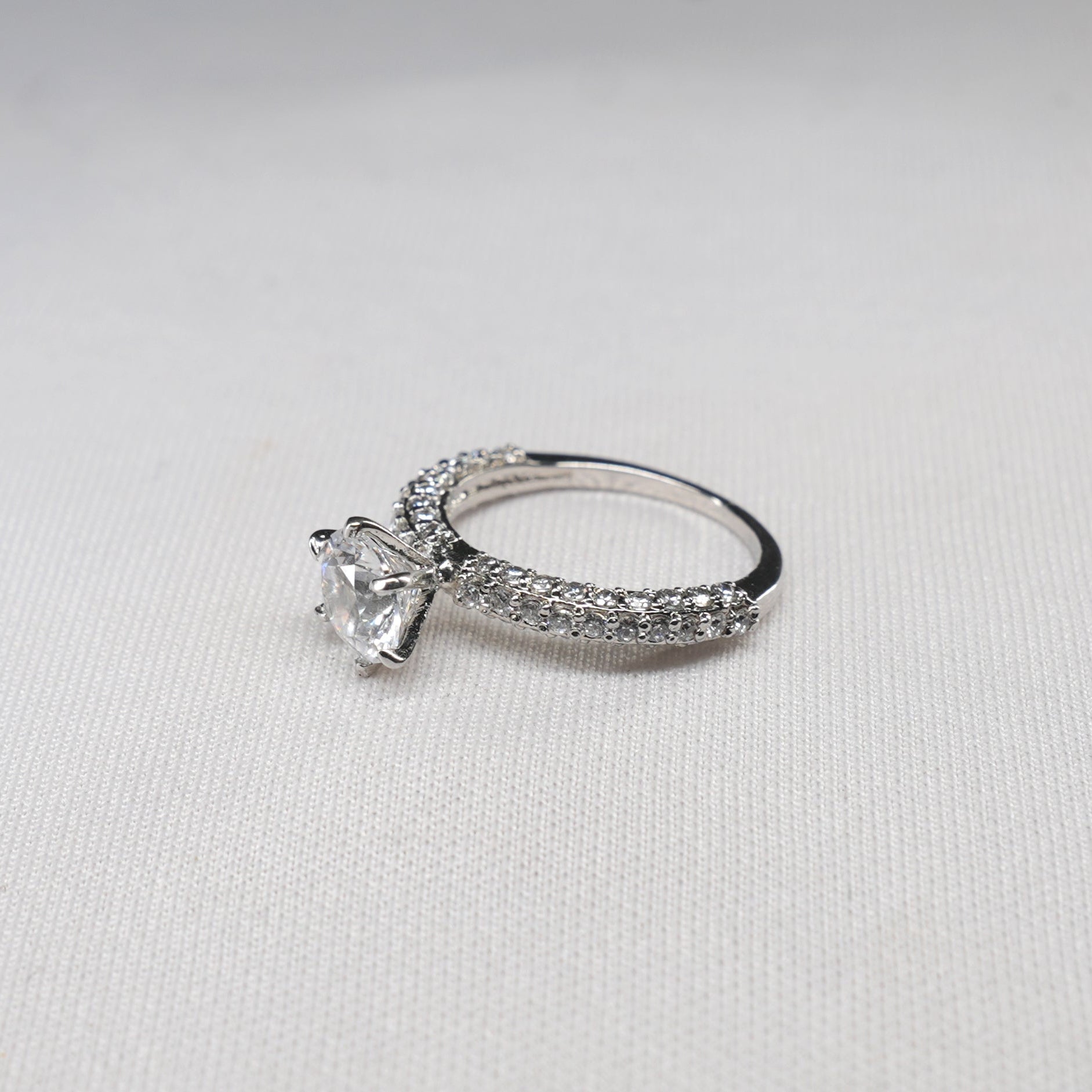 Lumière Solitaire Ring