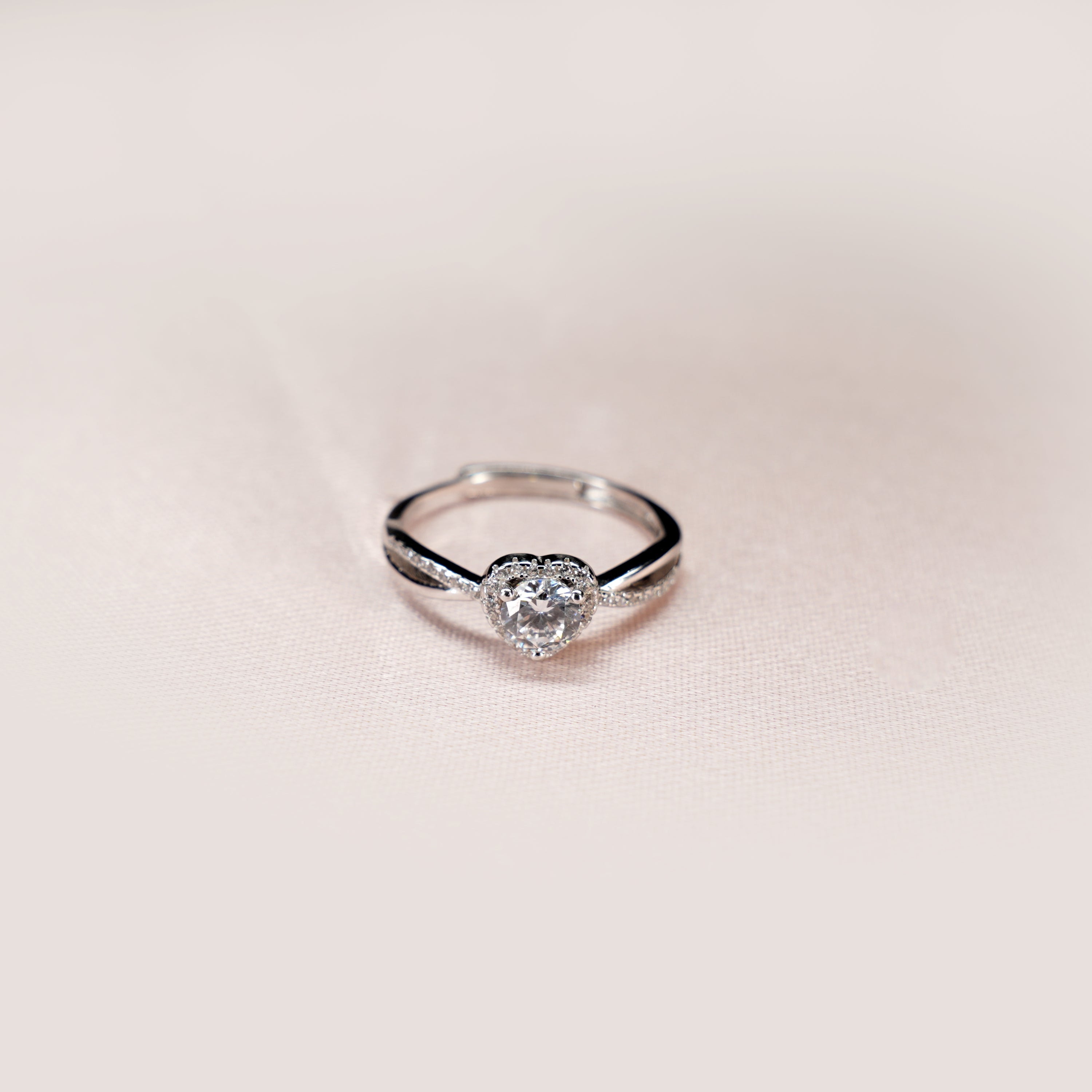 Heart Halo Twist Band Ring
