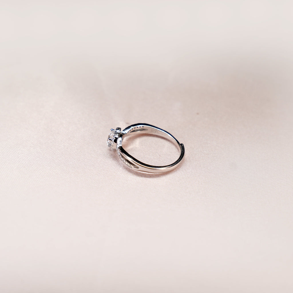 Heart Halo Twist Band Ring