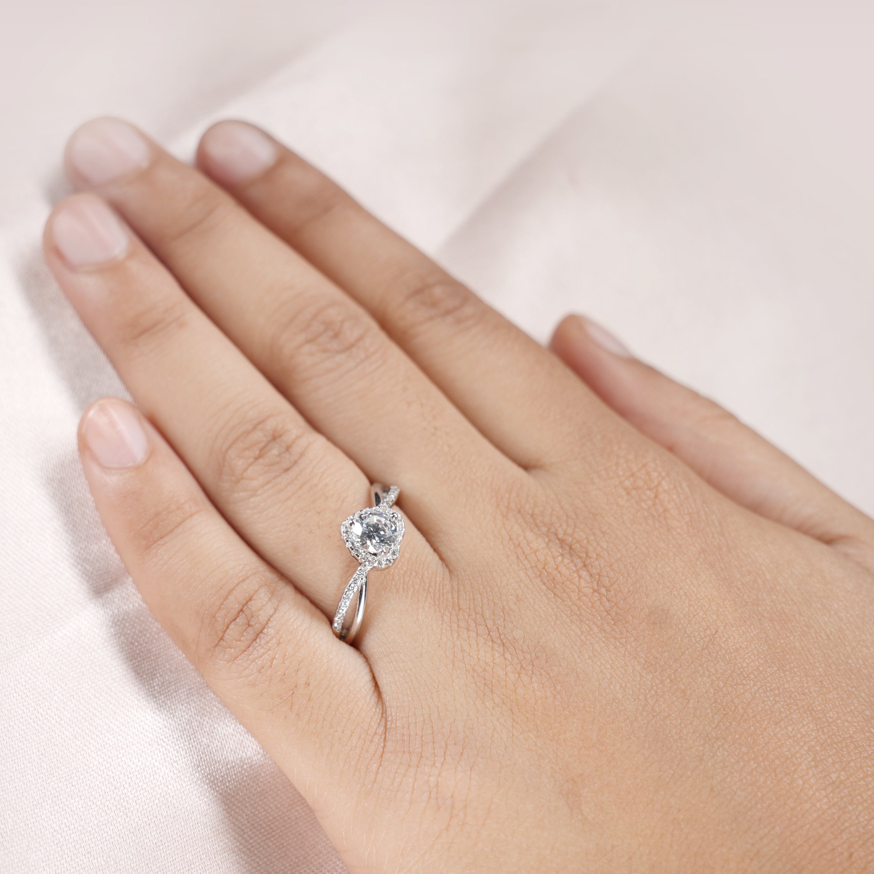 Heart Halo Twist Band Ring