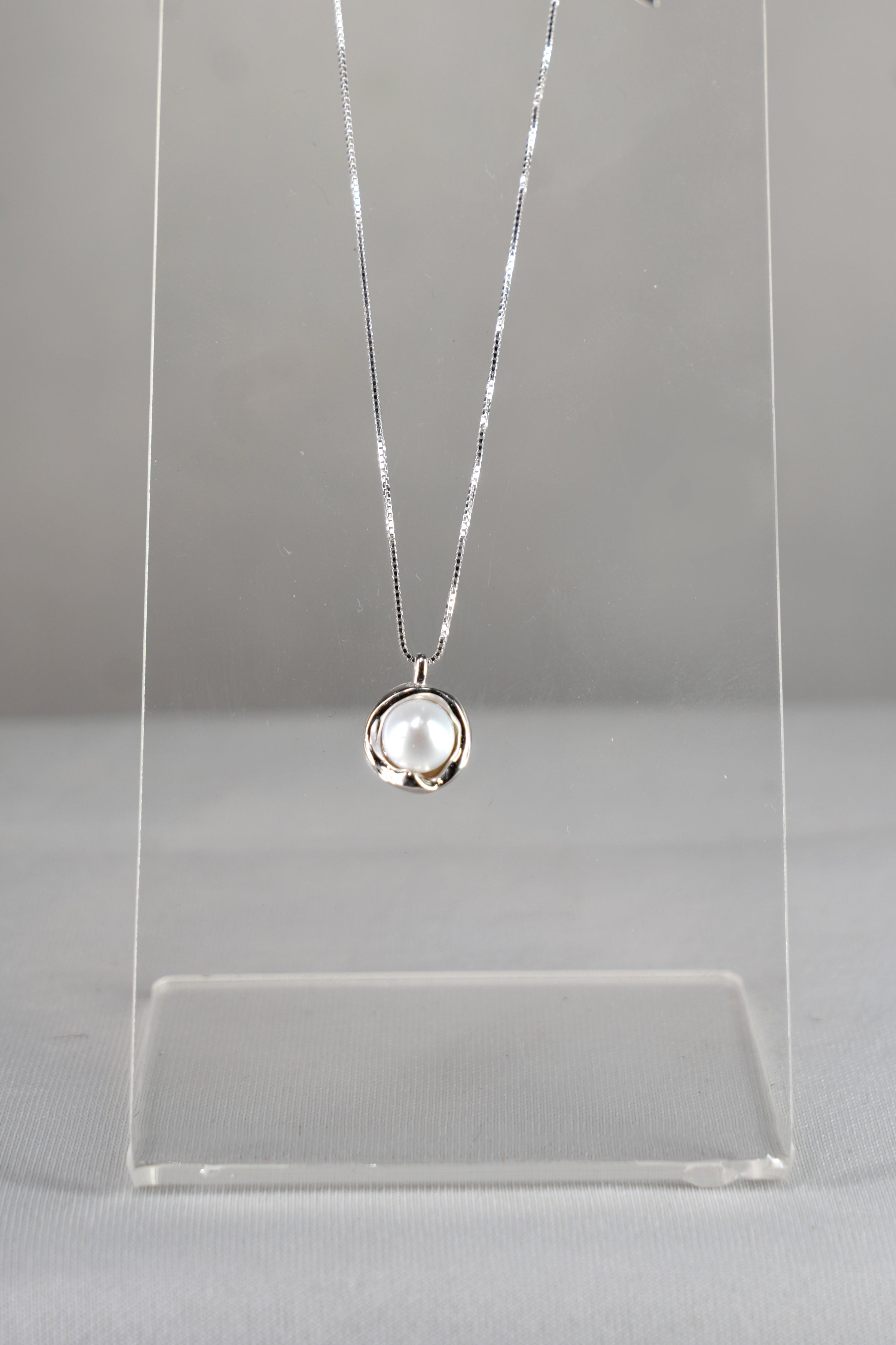 Nacre Pearl Swirl Pendant Necklace