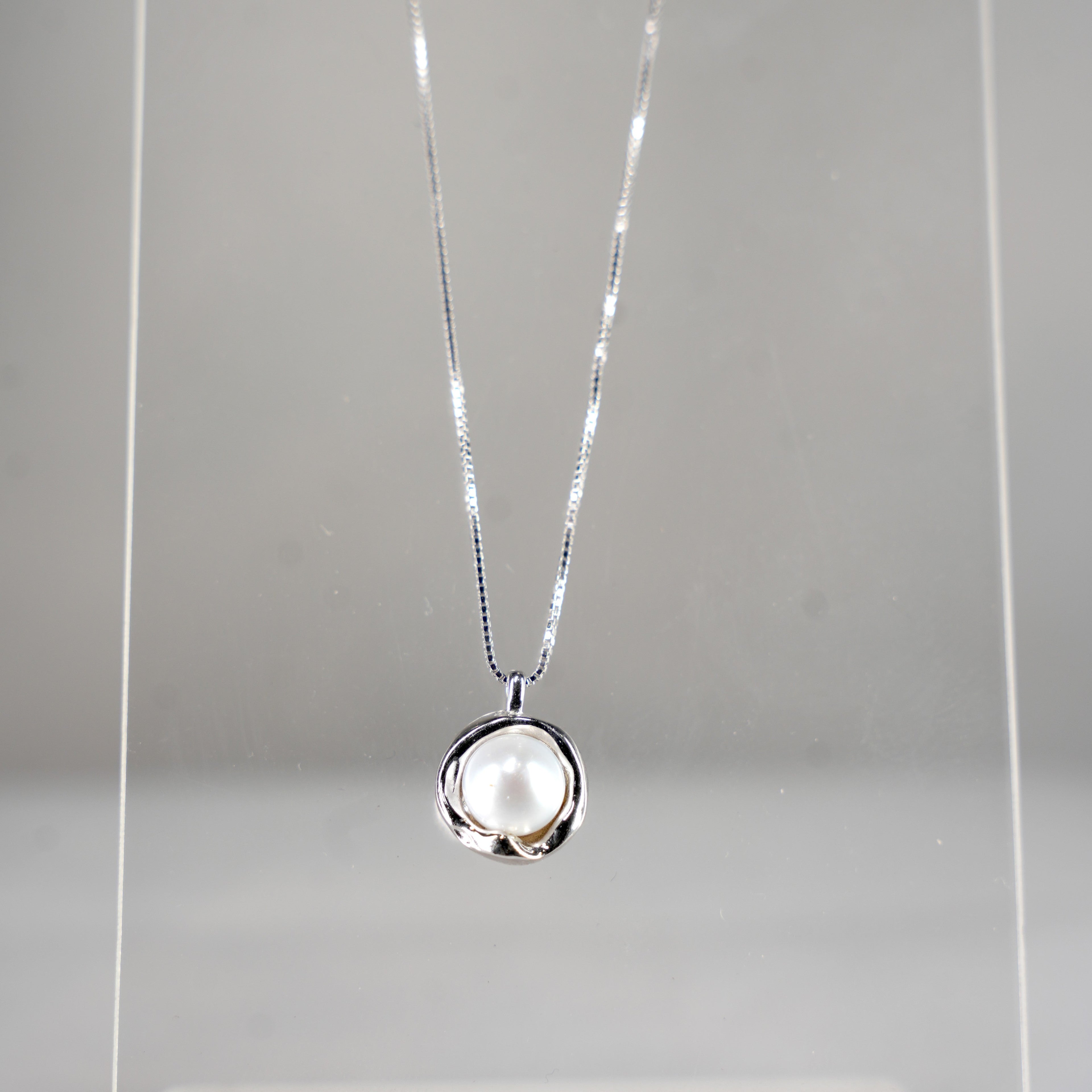 Nacre Pearl Swirl Pendant Necklace