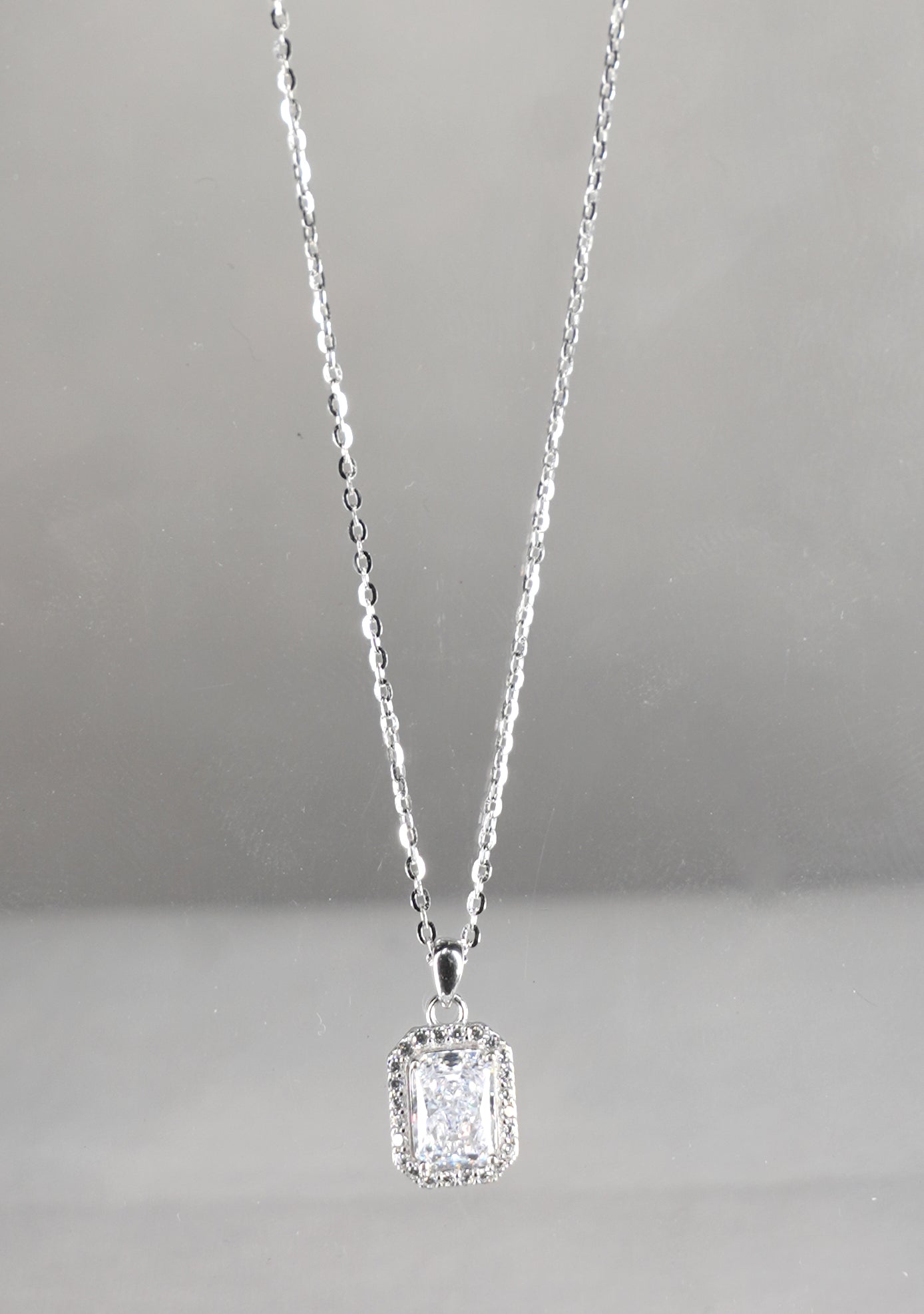 Éclat Emerald Halo Pendant Necklace