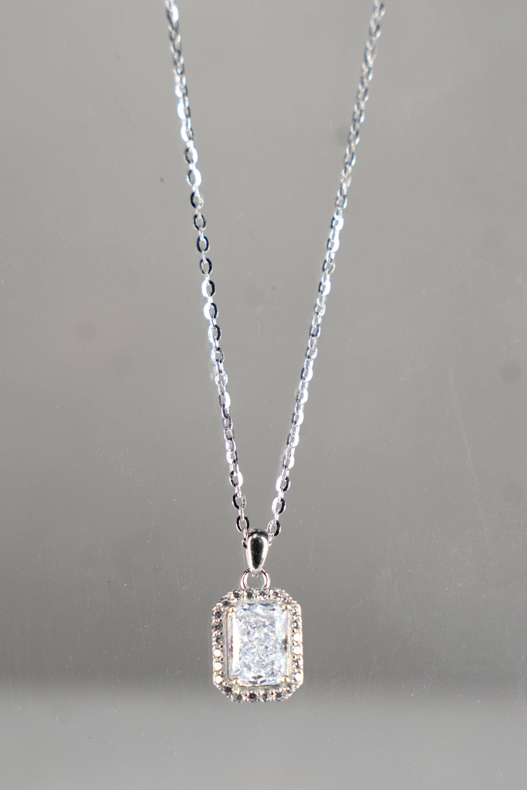 Éclat Emerald Halo Pendant Necklace