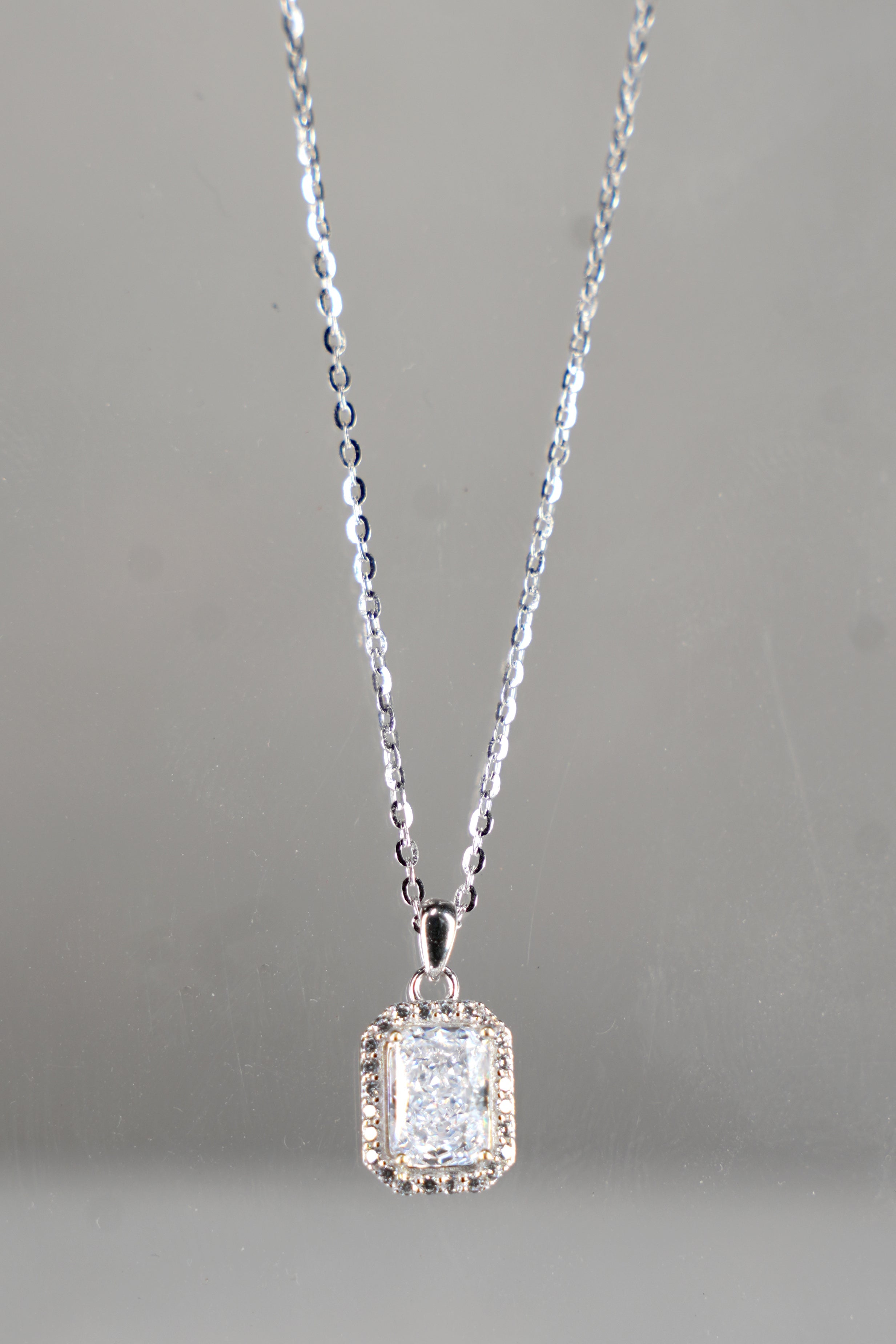 Éclat Emerald Halo Pendant Necklace