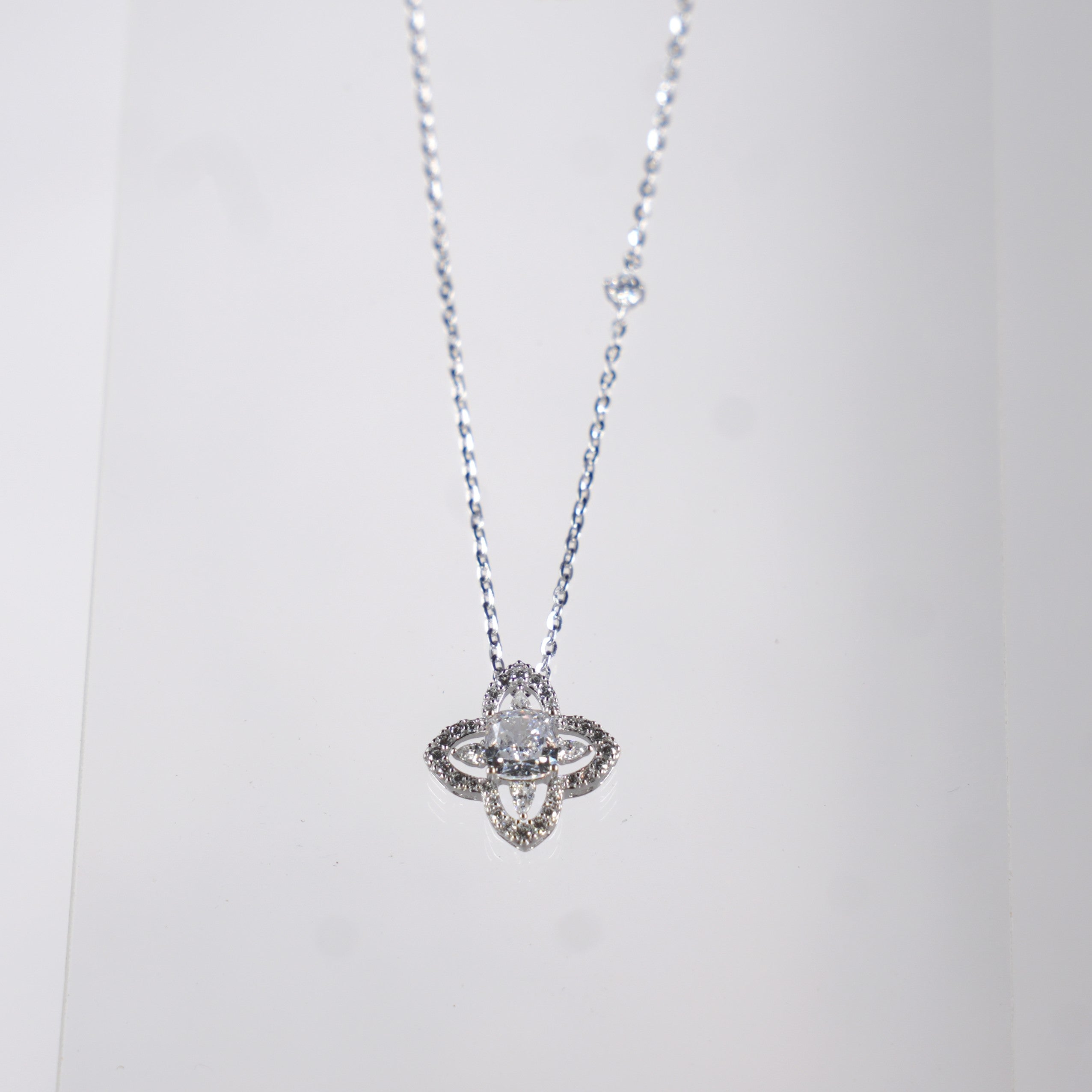 Trèfle Clover Star Pendant Necklace