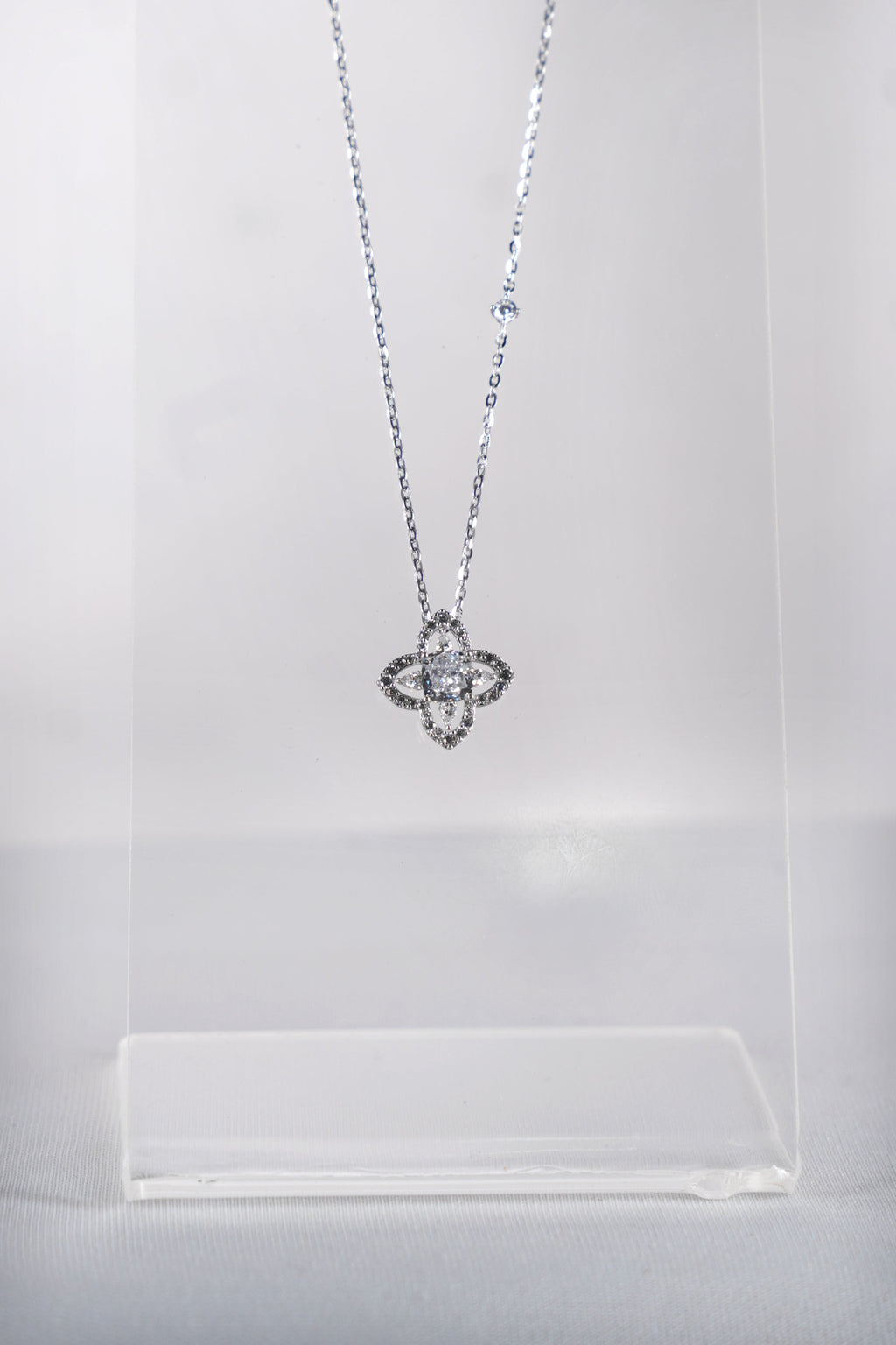 Trèfle Clover Star Pendant Necklace