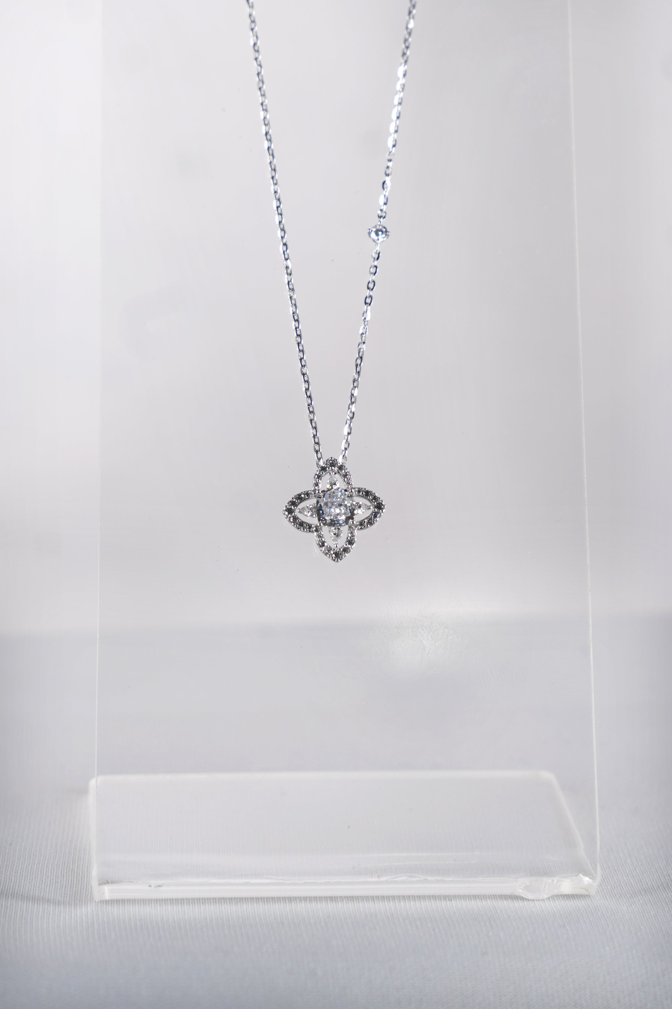 Trèfle Clover Star Pendant Necklace